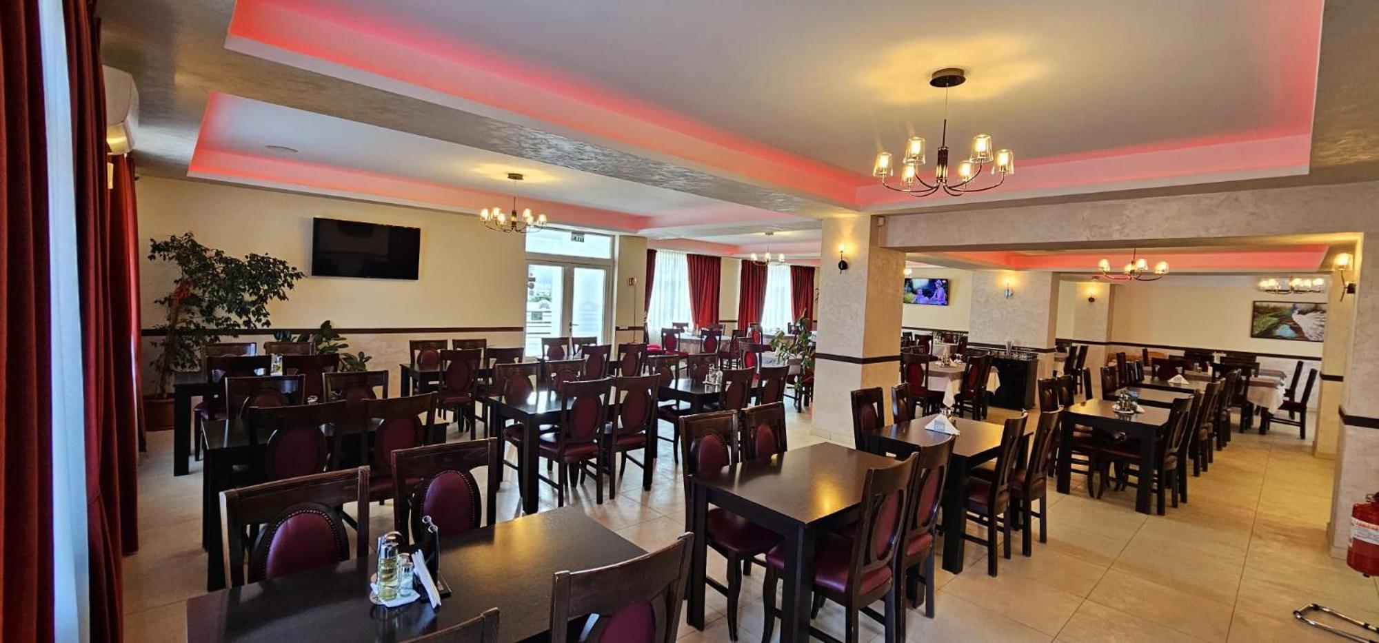 Pensiune Restaurant Pizzerie 2 Pauni Borşa Eksteriør billede